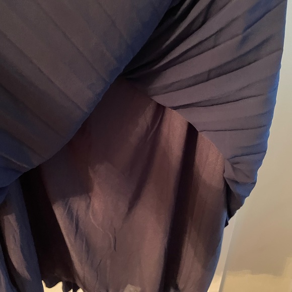 Pleated dark blue skirt - Picture 2 of 6